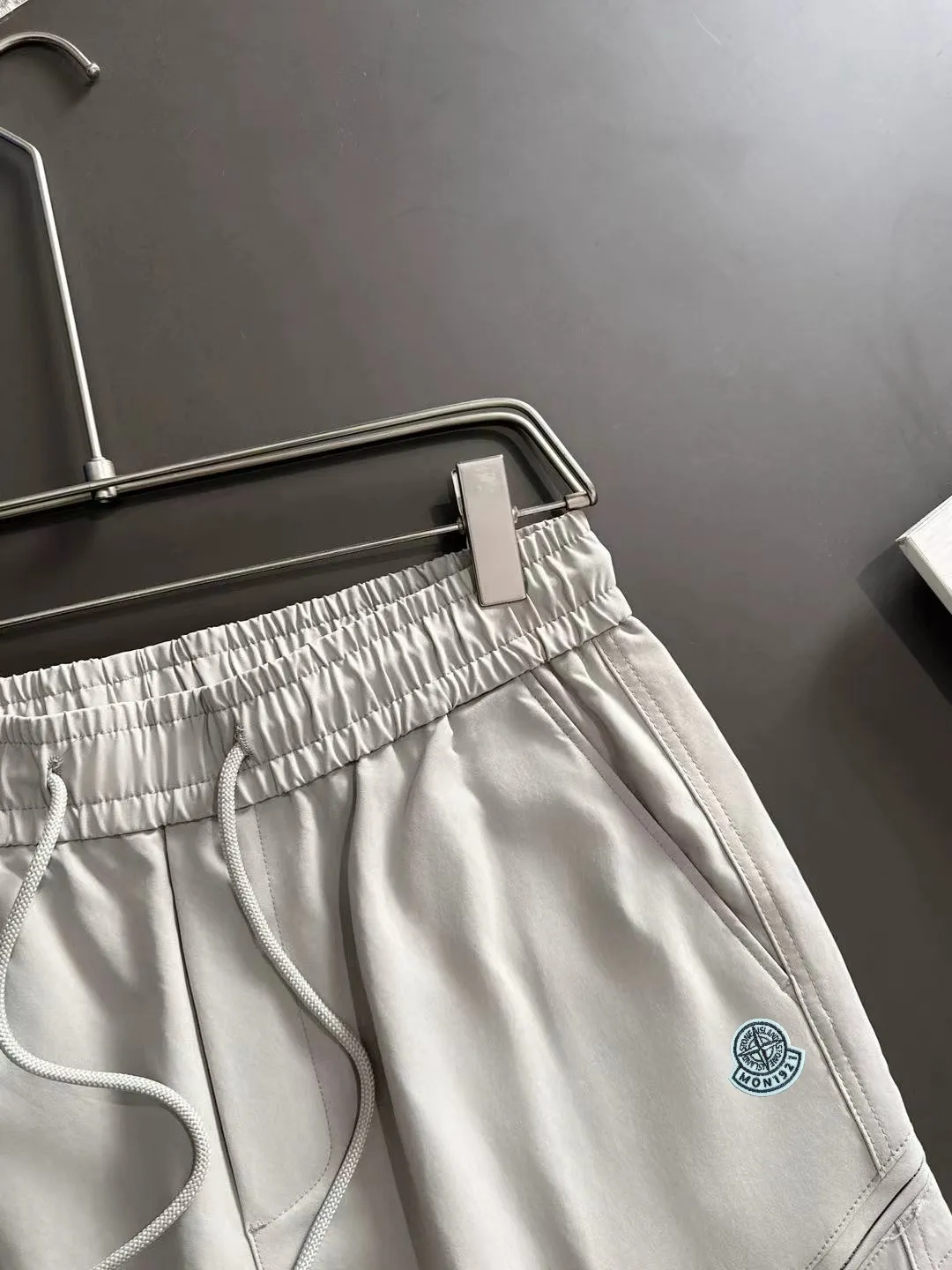 Next day shipping P360 Stone Island 2025 new fall elastic band casual pants and straight pants, medium-thick and thin counter-customized fabrics, breathable, comfortable, high wrinkle resistance, impeccable details, brand element design concept, reflecting high quality. It feels delicate and soft! It presents a casual cut and the upper body shape is great! Size: M-3XL